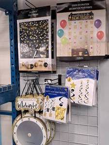 lot 1760 image: Assorted Happy New Year Party Dcor