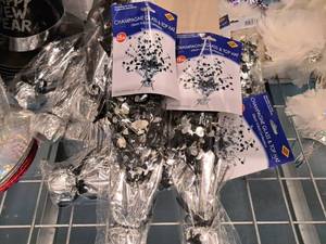 lot 1756 image: Lot of (20) Champagne Glass & Top Hat Centerpieces