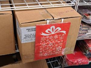 lot 1648 image: Lot of (1 Box) Gift Bags 250-count ( 250 total items )