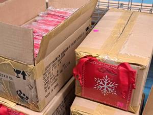 lot 1661 image: Lot of (10 Packs) Holiday Gift Bags 10-count ( 100 Total Items ) 3x6x6