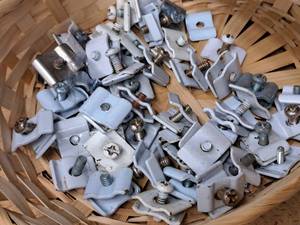 lot 552 image: Lot of (100) Grid Panel Clips