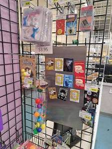 lot 1838 image: Assorted Novelty Items - Necklaces, Magnets, Buttons, Keychains