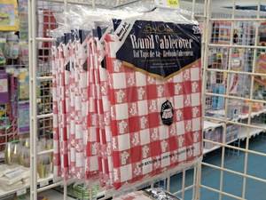 lot 1952 image: Lot of (10) 82D Tablecovers