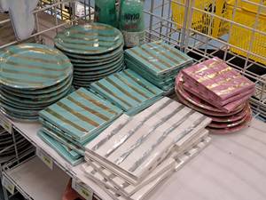 lot 1886 image: Assorted Party Plates, Napkins, Cups