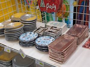 lot 1891 image: Assorted Party Plates, Napkins, Tablecovers