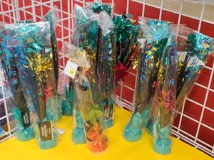 lot 1923 image: Lot of (14) Graduation Party Tinsel Centerpieces