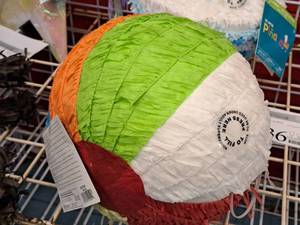 lot 1935 image: Party Pinata - Beach Ball