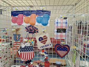 lot 1957 image: Assorted Patriotic Dcor