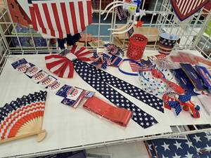 lot 1958 image: Assorted Patriotic Dcor and Novelties