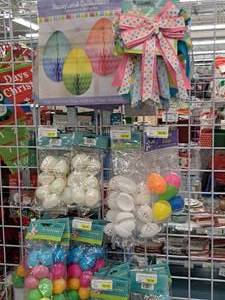 lot 1996 image: Assorted Easter Dcor and Plastic Eggs