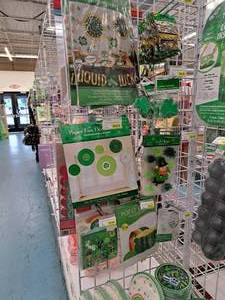 lot 2006 image: Assorted St. Patricks Day Dcor