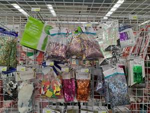 lot 2047 image: Assorted Party Decorations - Garland Tableskirts, Confetti