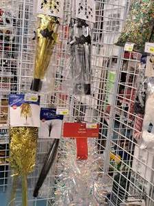 lot 2049 image: Assorted Party Dcor - Centerpieces and Garland