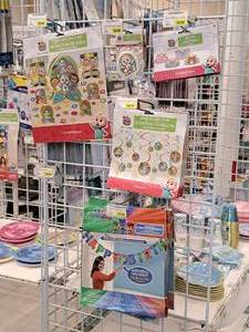 lot 2068 image: Assorted Party Decorations