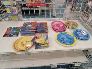 lot 2070 image: Assorted Kids Party Plates and Napkins