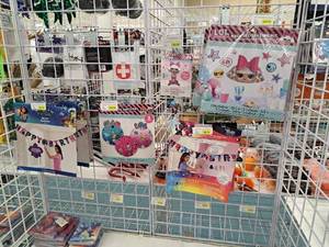 lot 2082 image: Assorted Party Decorations