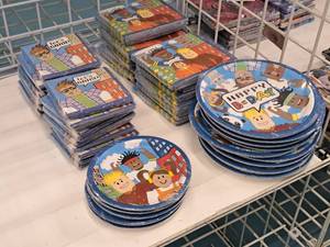 lot 2085 image: Assorted Party Supplies - Plates, Napkins