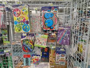 lot 2090 image: Assorted Party Decorations