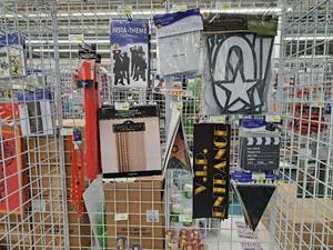 lot 2101 image: Assorted Hollywood Dcor