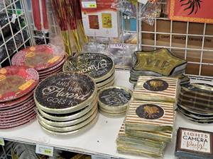 lot 2105 image: Assorted HolleywoodAward Party Plates and Napkins