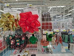 lot 2128 image: Assorted Bows and Ribbons
