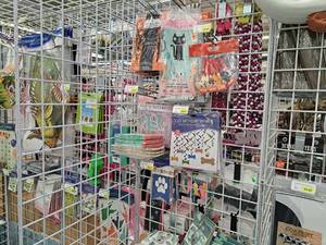 lot 2193 image: Assorted Pet Themed Party Dcor - Streamers, Banners, Headbands