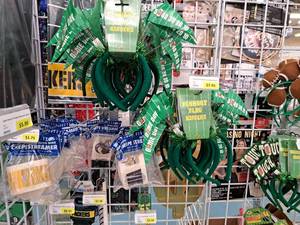 lot 2175 image: Assorted Sports Themed Party Dcor and Accessories