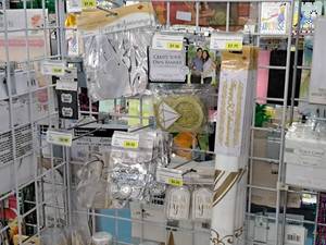 lot 2220 image: Assorted Anniversary Dcor