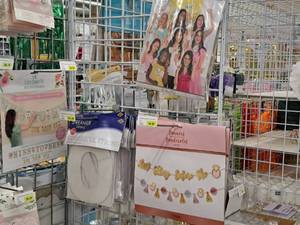 lot 2226 image: Assorted Banners, Streamers, Photo Props