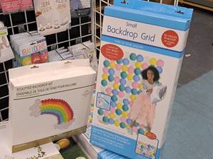 lot 2423 image: Small Balloon Backdrop Grid, Sculpted Backdrop Kit