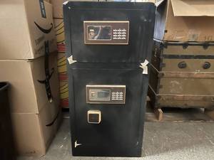 lot 3 image: 2 Door Safe Keypad & Keys