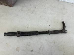lot 24 image: Nail Puller