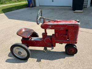 lot 2 image: Vintage Pedal Tractor