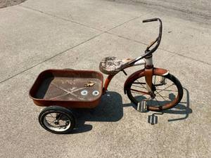 lot 3 image: Tricycle Wagon