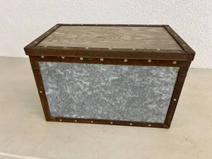 lot 33 image: Vintage Milk Box