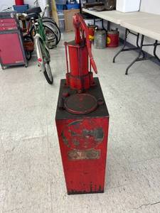 lot 8 image: Original Vintage Oil Lubester with Pump