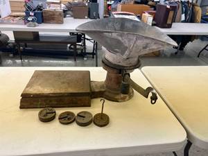 lot 9 image: Antique Scale