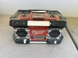 lot 99 image: Milwaukee Radio
