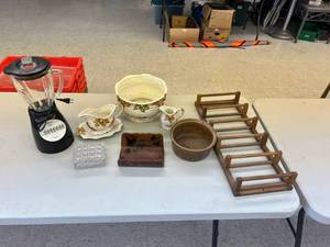 lot 120 image: Mixer, Display Shelf & Kitchen Items