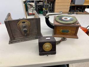 lot 126 image: Vintage Electronics - Radio, Record Player & Antenna Control