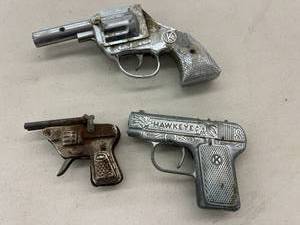 lot 142 image: Cap Guns