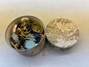 lot 148 image: 25 Pairs of Earrings