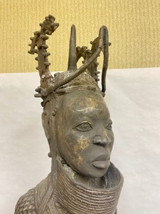 lot 13 image: LARGE Old Benin Bronze Sculpture of an Oba