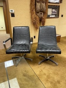 lot 67 image: 2 Great Looking Mid Century CHROMECRAFT Swivel OfficeDesk Chairs
