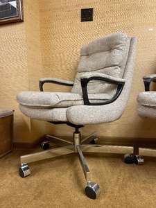 lot 65 image: Lot of 3 Rolling Padded Office Swivel Chairs by LA-Z-BOY