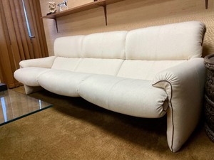lot 61 image: Great Condition Designer ARCONAS Sofa