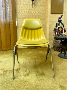 lot 63 image: Mid Century Fiberglass Side Chair