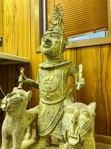 lot 31 image: Monumental Benin Bronze Sculpture of a KingOba wLeopards