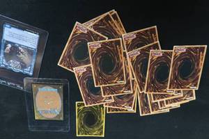 JAMES CAMERONS AVATAR COLLECTORS VAULT BOOK 3D plus  YU-GI-OH CARDS