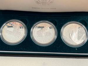 US VETERANS COMMEM SILVER DOLLARS